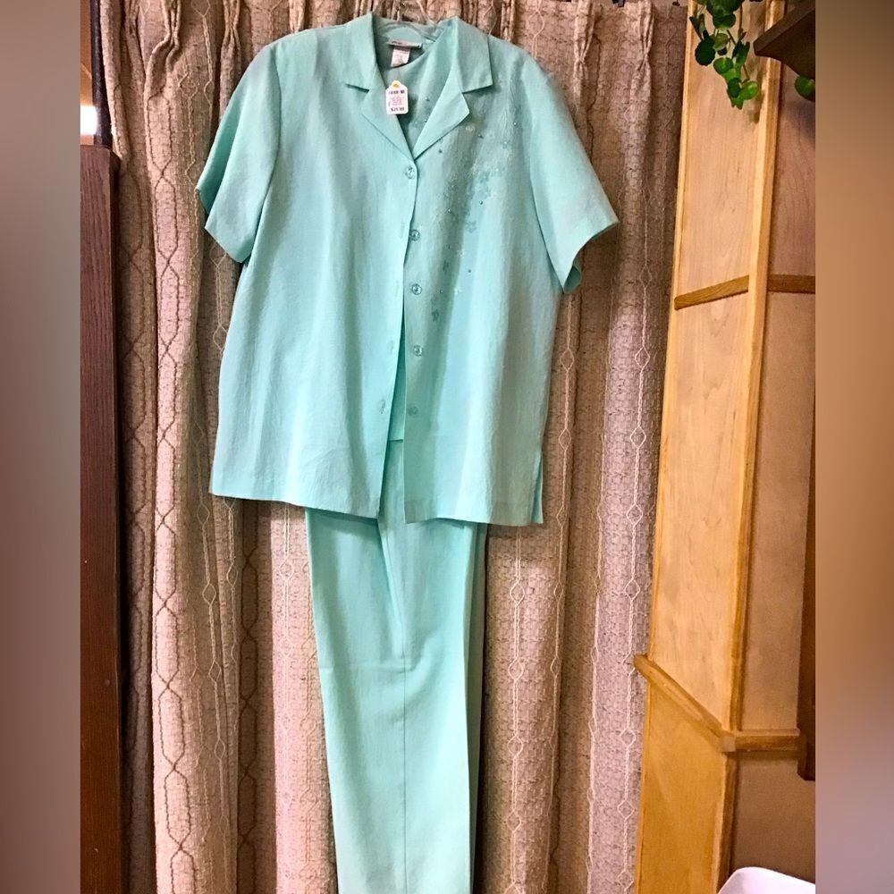 🛍️ Graff Ladies LG mint green tank top /matching blouse pants